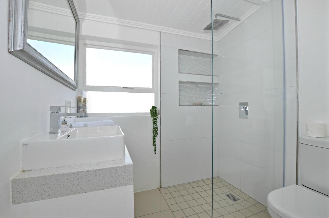 White Waves Beach House Bloubergstrand Exterior photo