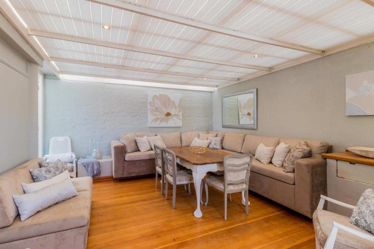 White Waves Beach House Bloubergstrand Exterior photo