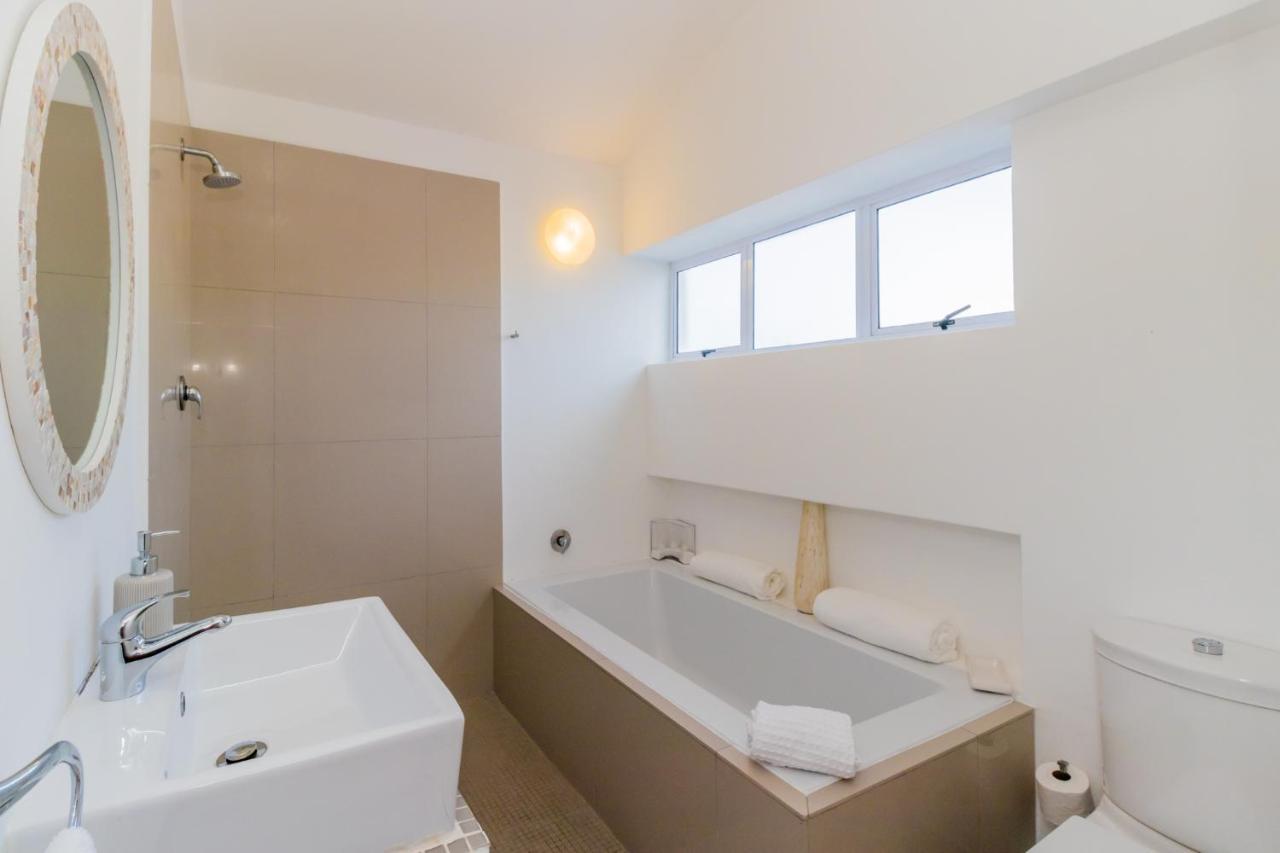 White Waves Beach House Bloubergstrand Exterior photo